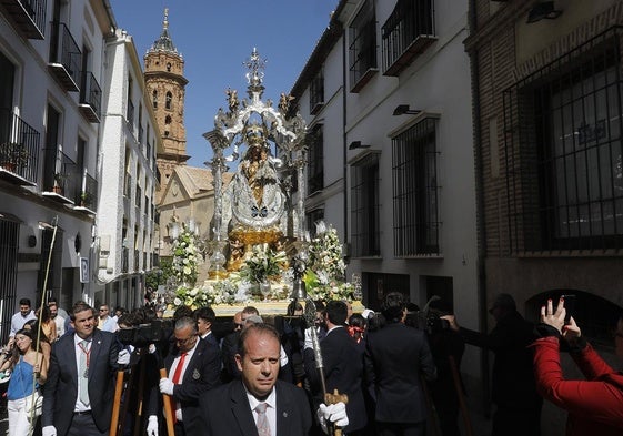 La Virgen del Rosario al dejar la Plaza de San Sebastián