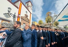 Imagen de la Virgen del Rosario, portada a hombros en su desfile procesional.