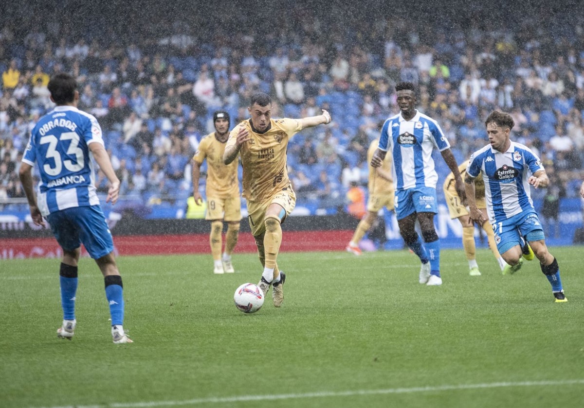 Rahmani conduce el balón en el encuentro de Riazor.