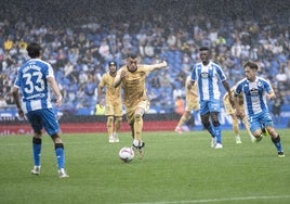 Rahmani conduce el balón en el encuentro de Riazor.