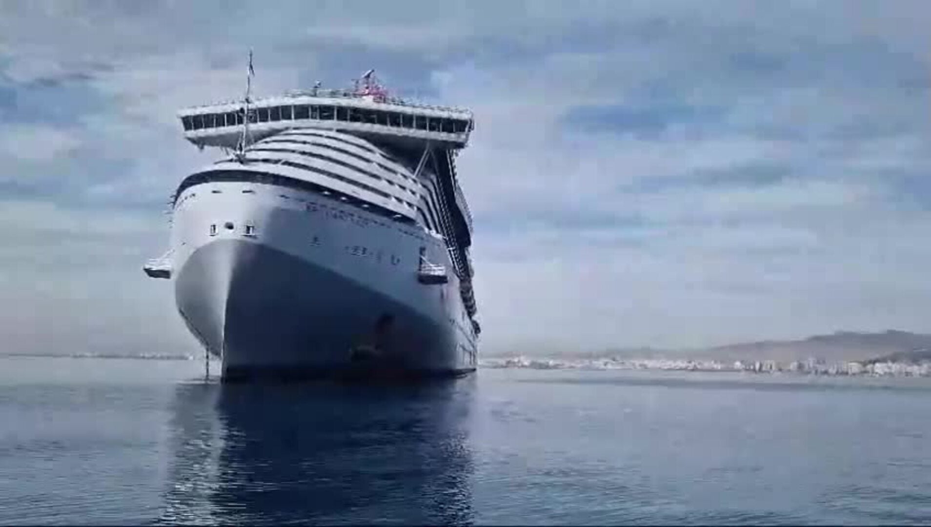 El crucero 'Virgin Brilliant Lady' lleva varios días fondeado en la Bahía de Málaga: este es el motivo
