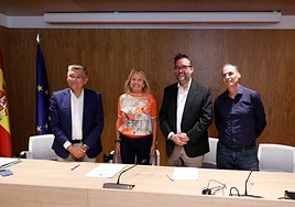 La alcaldesa, Ángeles Muñoz, firmando el convenio con la Asociación de Personas Sordas.