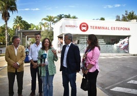 Patricia Navarro, presidenta del PP de Málaga, y el alcade de Estepona, José María García Urbano.