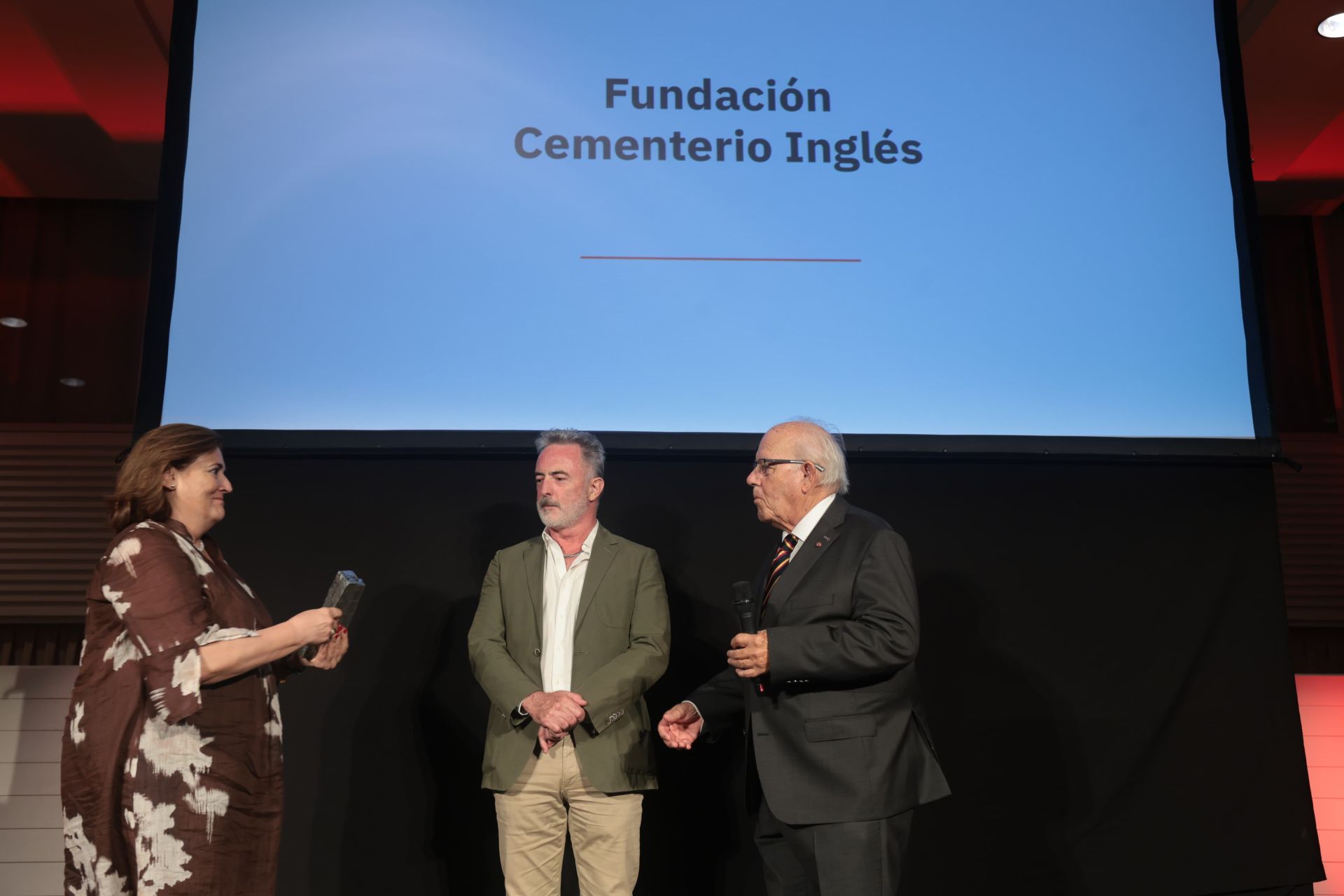 SUR in English: cuatro décadas conectando comunidades