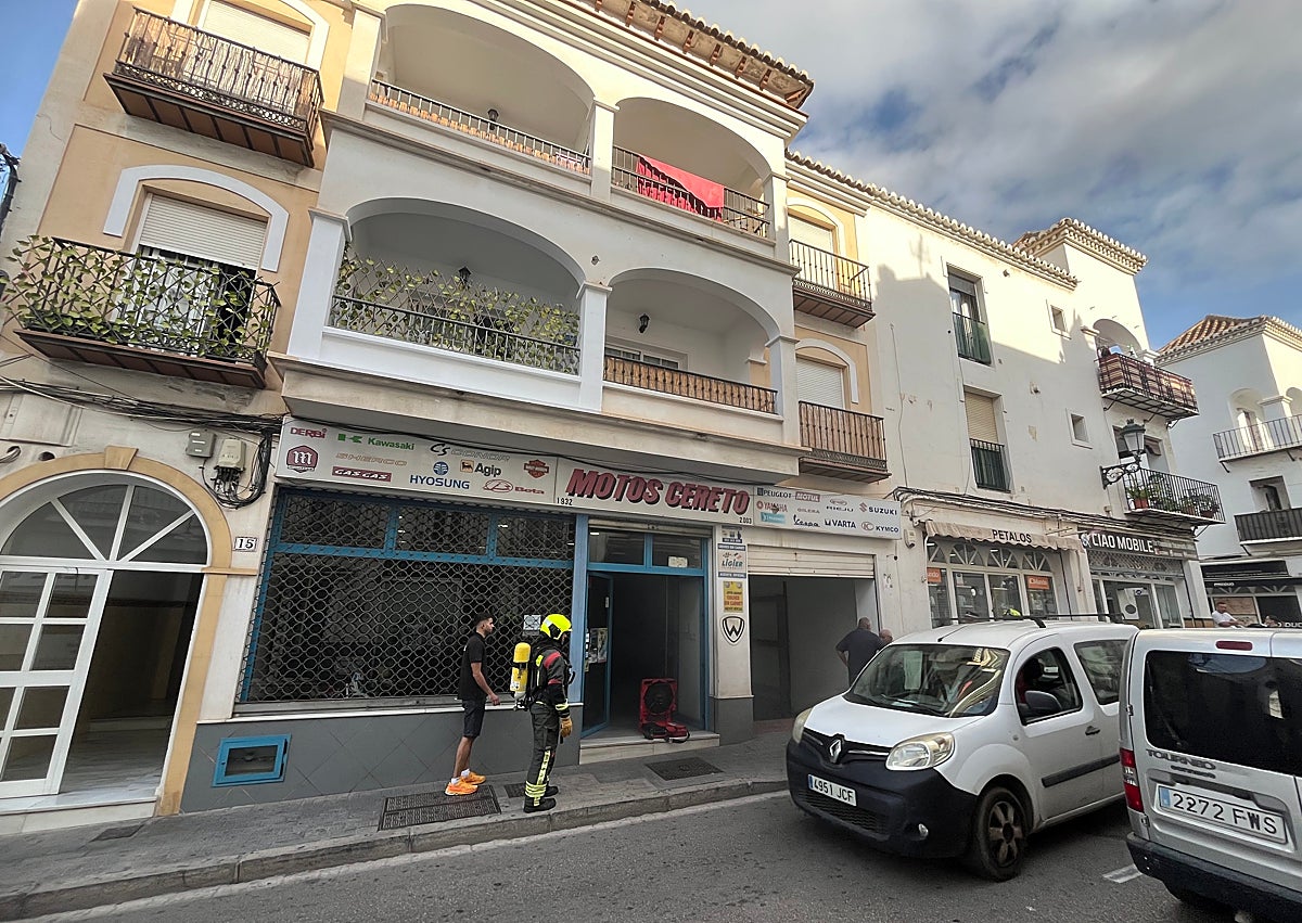 Imagen secundaria 1 - Tres imágenes del fuego registrado este martes en el taller Motos Cereto de Nerja.