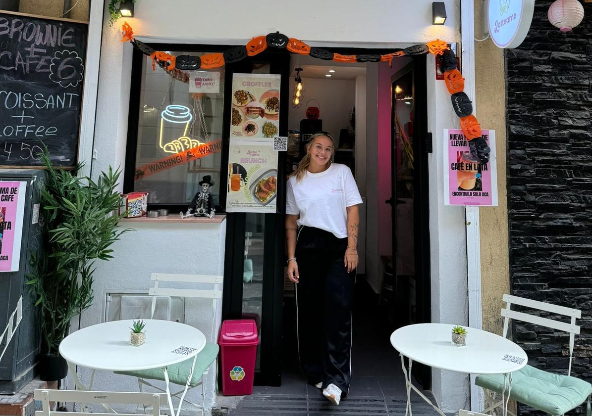 Imagen principal - Francesca Lamanna, en su local ubicado en la céntrica calle San Juan de Letrán. El local ofrece la innovadora opción de llevarse el café en lata. Imagen de otro croffle de pistacho.