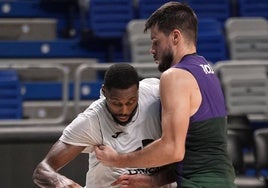 Ejim y Barreiro, durante el entrenamiento de ayer.