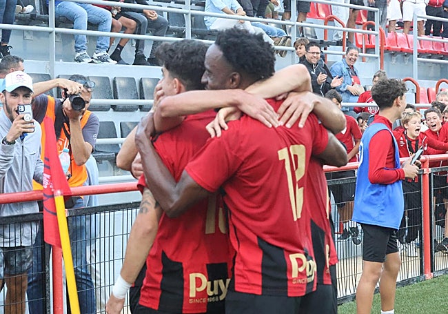 Celebración del San Pedro delante de la grada.