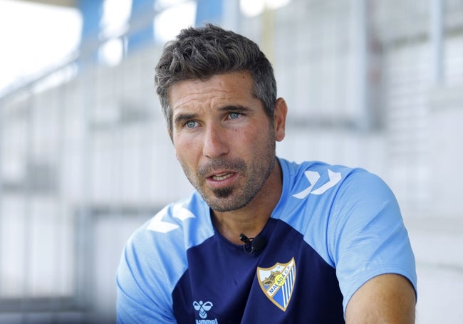 El entrenador del Malagueño, durante la entrevista.