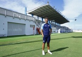 Juan Francisco Funes, en el campo principal de la Ciudad Deportiva de Arraijanal, donde juega de local su equipo, el Atlético Malagueño.