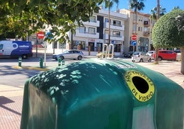 Un contenedor de vidrio en la zona centro de Alhaurín de la Torre.