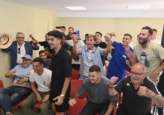 Miembros del San Pedro celebran el cruce con el Celta, este mediodía en su estadio.