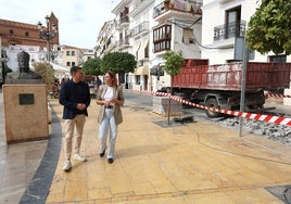 El alcalde y la concejala de Urbanismo, este jueves en el inicio de las obras.