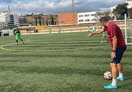 El entrenador del Estepona da instrucciones en un entrenamiento.