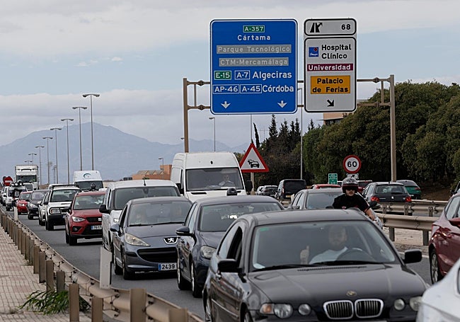 Colas diarias en hora punta en los accesos a la autovía del Guadalhorce.