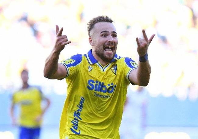 El exmalaguista Javi Ontiveros celebra su primer gol con el Cádiz.