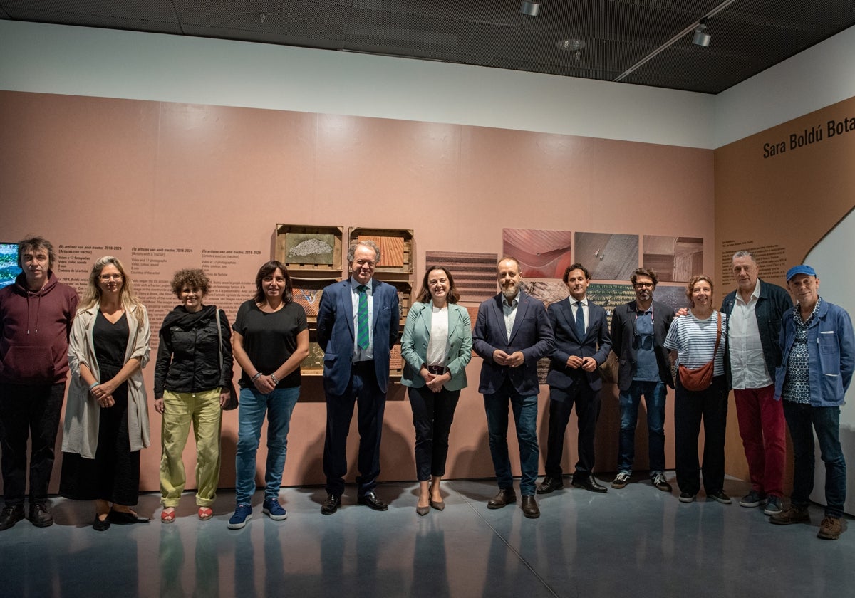 Luis Lafuente, en el centro, junto a la concejala de Cultura, artistas y colaboradores.