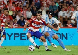 Luismi intenta robar el balón a Manu Trigueros en el partido frente al Granada.