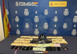 Armas, teléfonos y dinero incautado en la redada