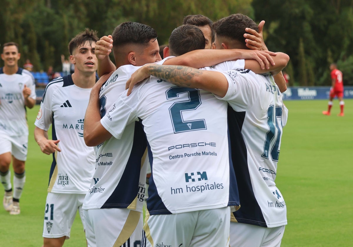 Los jugadores del Marbella celebran uno de los goles logrados ante el Sevilla Atlético.