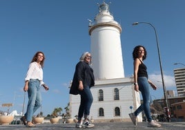 María Cabello, Silvia Aráez y Cristina Armario, ante la Farola, símbolo de su productora audiovisual Ánima Stillking.