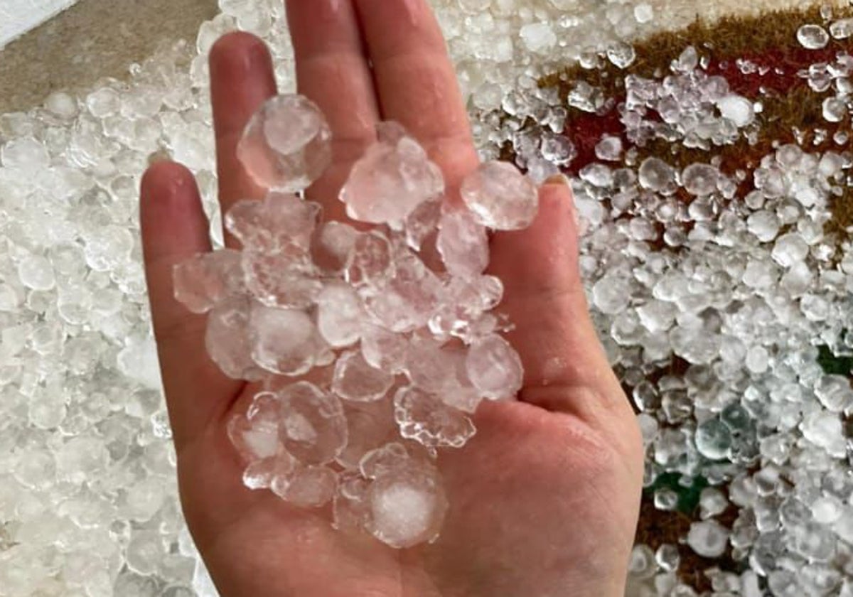 Imagen del granizo caído en la tarde de este sábado en Alfarnate.