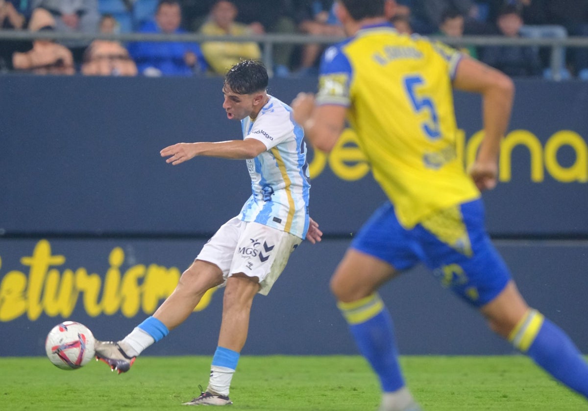 Izan Merino, con el balón en el choque del sábado del Málaga en Cádiz.