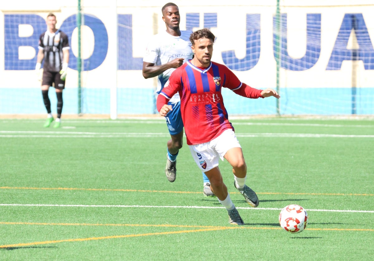 Rivero, futbolista del Torre del Mar.