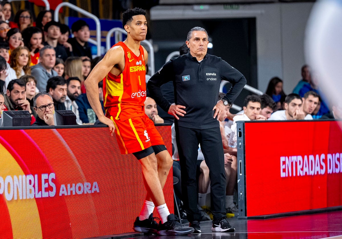 Tyson Pérez, en un partido con la selección junto a Sergio Scariolo.