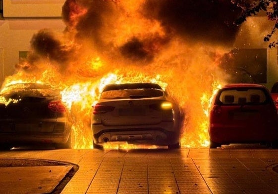 Imagen de los tres turismos ardiendo, esta pasada madrugada en la céntrica calle Del Río de Torre del Mar.