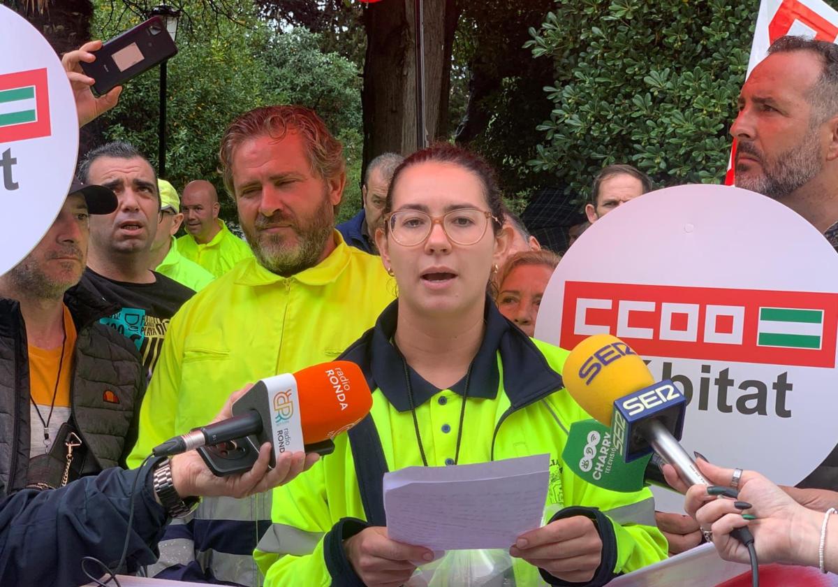 Trabajadores este lunes junto al Ayuntamiento de Ronda.