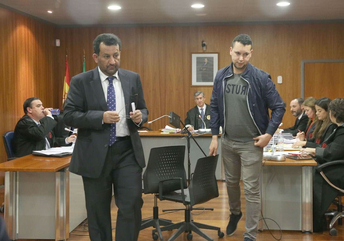 Abdullah Al-Thani y su traductor, en el juicio por el 'caso BlueBay'.