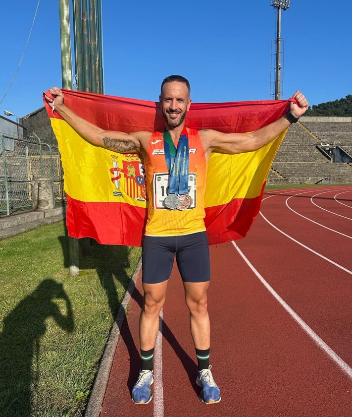 Imagen secundaria 2 - En la primera imagen, los agentes de Málaga y Alhaurín el Grande Daniel Mesa y Antonio Aguilar; en la segunda, Adela en el pódium con su medalla de plata; a la derecha, el policía local José Ignacio Jaén en la pista.