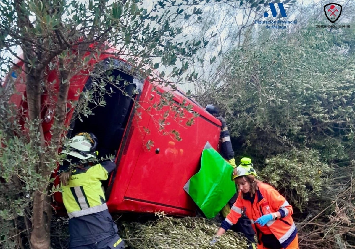 Estado en el que ha quedado el coche tras caer por el terraplén de la A-356 o Carretera del Arco en el término municipal de Riogordo.