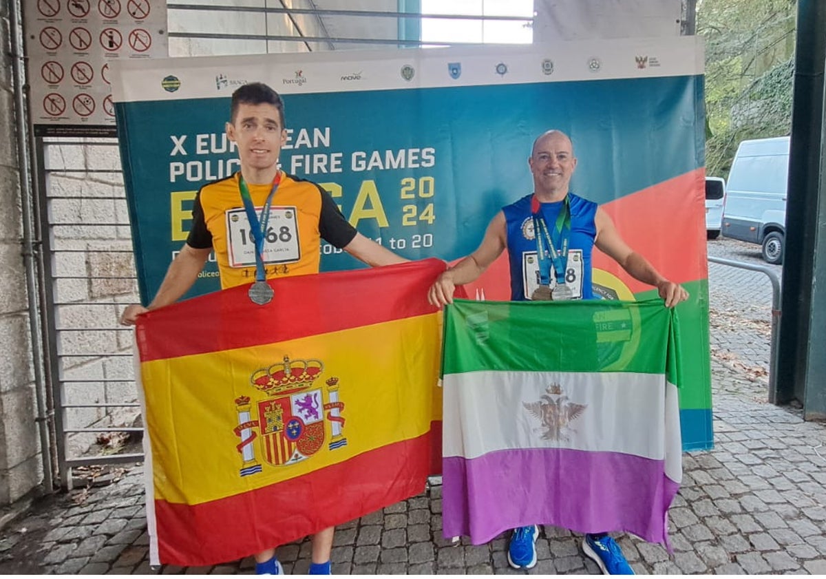 Imagen principal - En la primera imagen, los agentes de Málaga y Alhaurín el Grande Daniel Mesa y Antonio Aguilar; en la segunda, Adela en el pódium con su medalla de plata; a la derecha, el policía local José Ignacio Jaén en la pista.