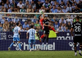 Alfonso Herrero detiene el balón en un centro lateral en el Málaga-Elche.