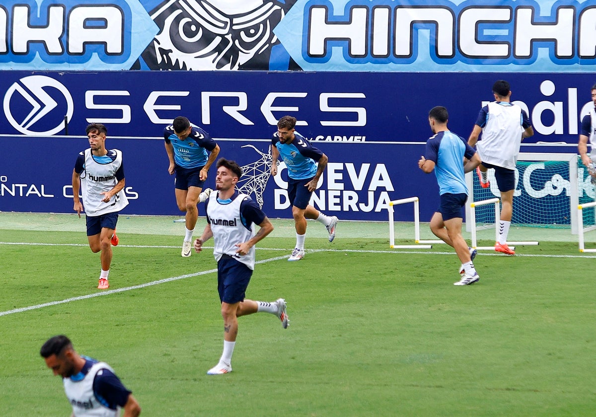 La plantilla del Málaga, en un entrenamiento reciente en La Rosaleda.