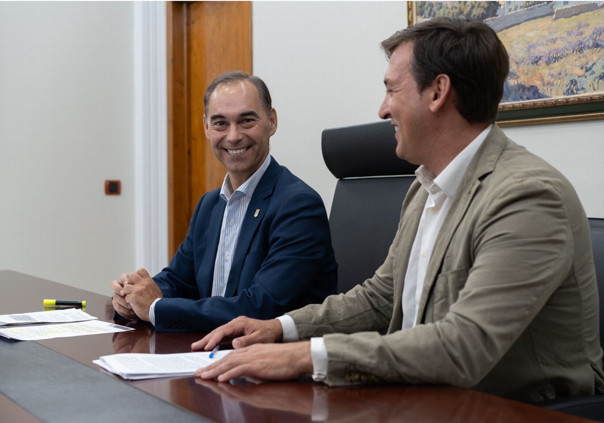 El alcalde y el concejal de Hacienda en su intervención.