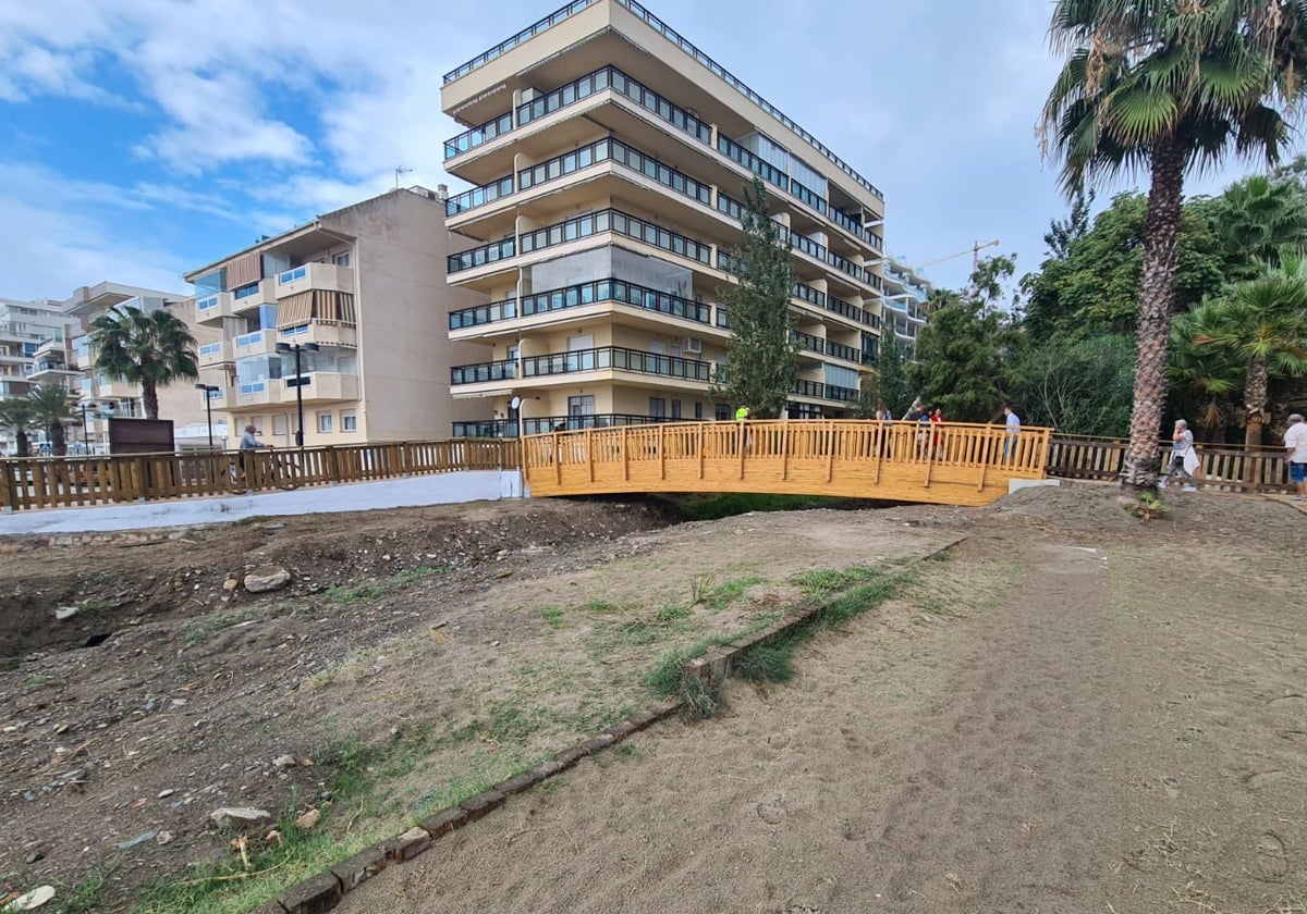 Vista de la nueva pasarela, que salta el arroyo El Jardín y une Fuengirola y Benalmádena.