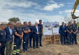 El presidente de la Diputación de Málaga, Francisco Salado, junto a bomberos y autoridades locales, durante el acto de colocación de la primera piedra del nuevo Parque de Bomberos de Álora-Pizarra.