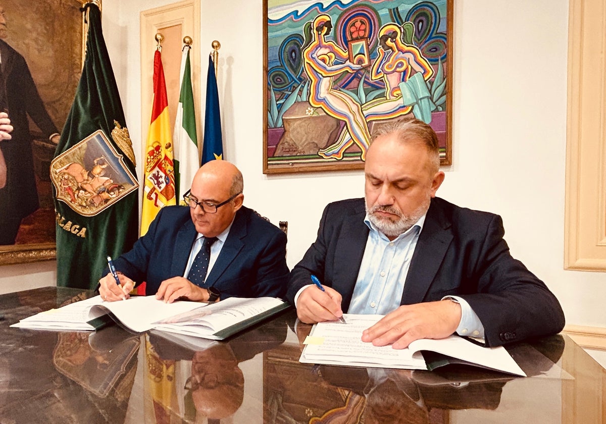 El alcalde veleño, Jesús Lupiáñez, y el presidente del Real Aeroclub de Málaga, Jesús Guerrero, este miércoles en la firma del acuerdo en el Ayuntamiento.