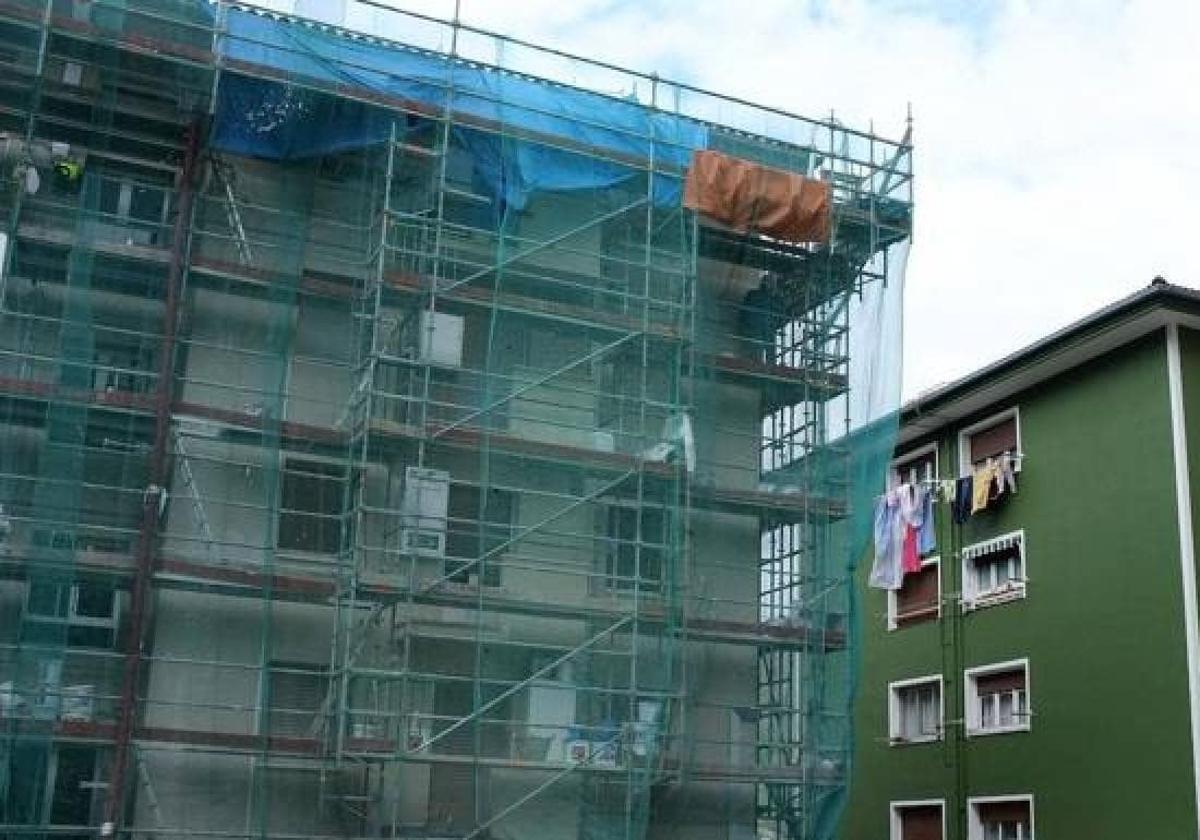 Una imagen de archivo de una fachada rehabilitada con ayudas del Ayuntamiento de Málaga.