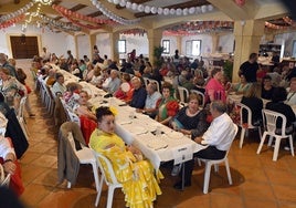 Los mayores de San Pedro Alcántara disfrutaron de su tradicional almuerzo.