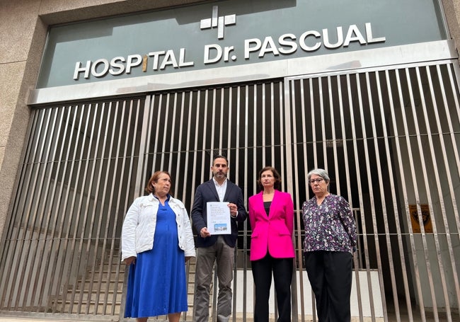 El portavoz socialista, Dani Pérez, junto a las concejalas Mari Carmen Martín, Rosa del Mar Rodríguez y Mari Carmen Sánchez, delante de las puertas del Hospital Pascual.