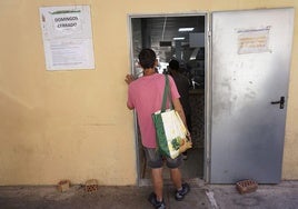 Una persona acudiendo a un comedor social de Málaga.