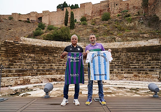 Sergio Pellicer, entrenador del Málaga, e Ibon Navarro, técnico del Unicaja, posan con las camisetas de ambos equipos.