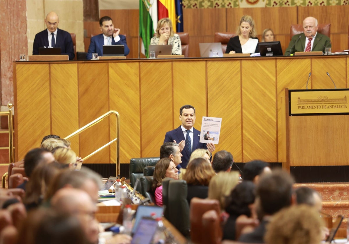 Juanma Moreno, durante su intervención en la sesión de control.