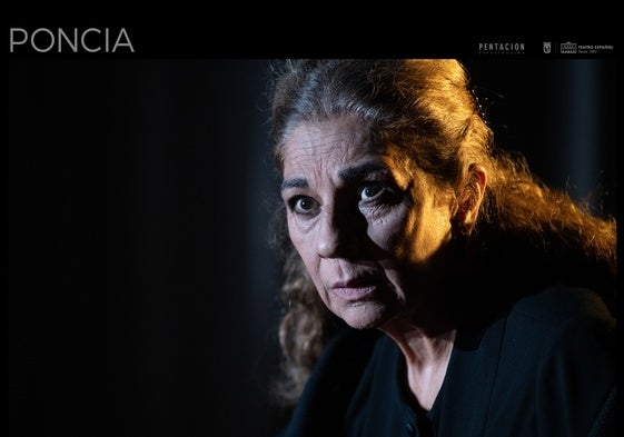 La actriz, Lolita Flores, interpreta a Poncia.