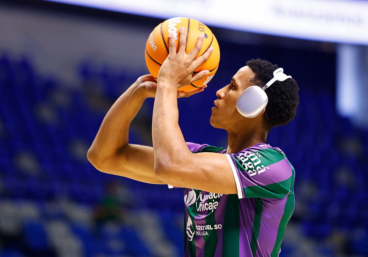 Tyson Pérez lanza a canasta en un calentamiento.