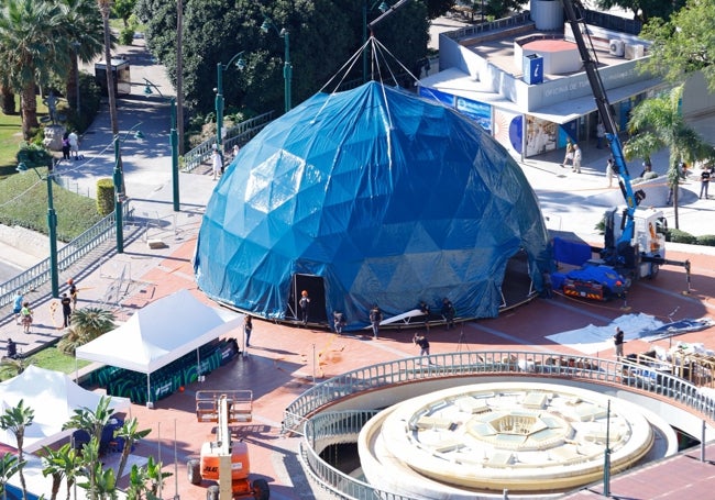 Carpa geodésica que está terminándose de instalar en la plaza de la Marina para celebrar el décimo aniversario de Fundación Unicaja.